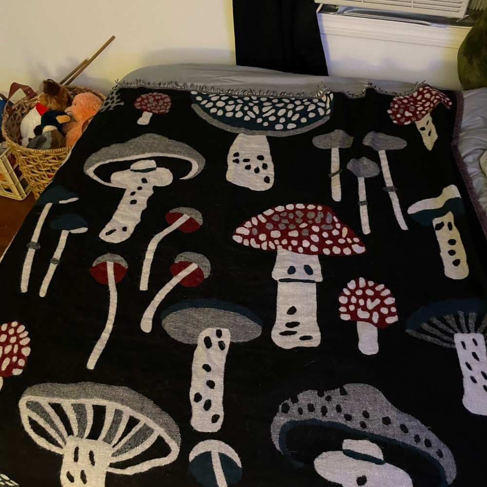 Everything must go - bedding and stuffed animals - Picture 1 of 13